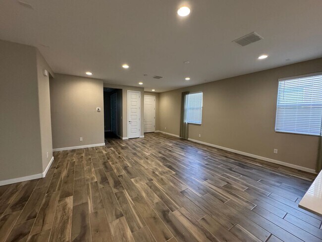 Building Photo - 2048 W Sienna Bouquet Pl