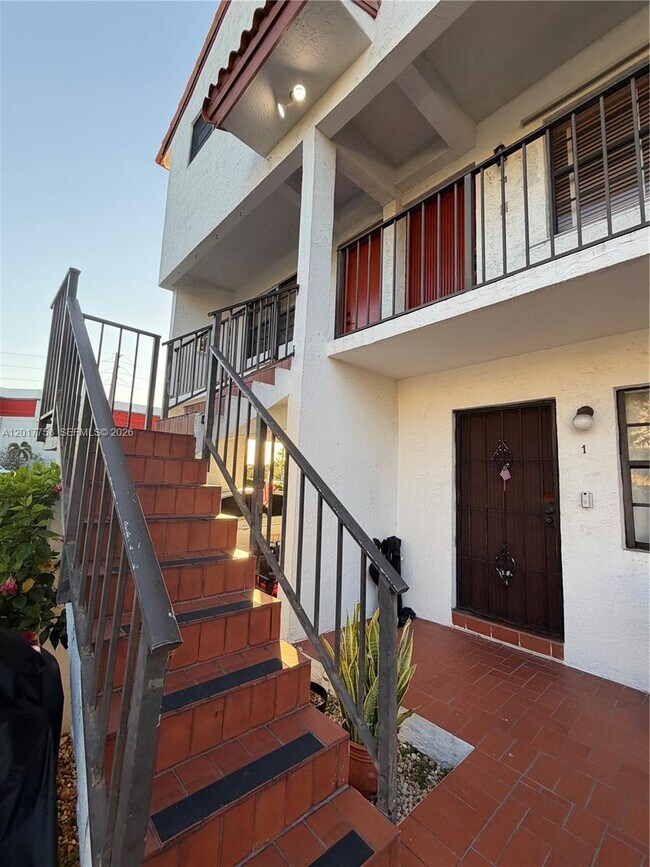 Building Photo - 421 Swallow Dr