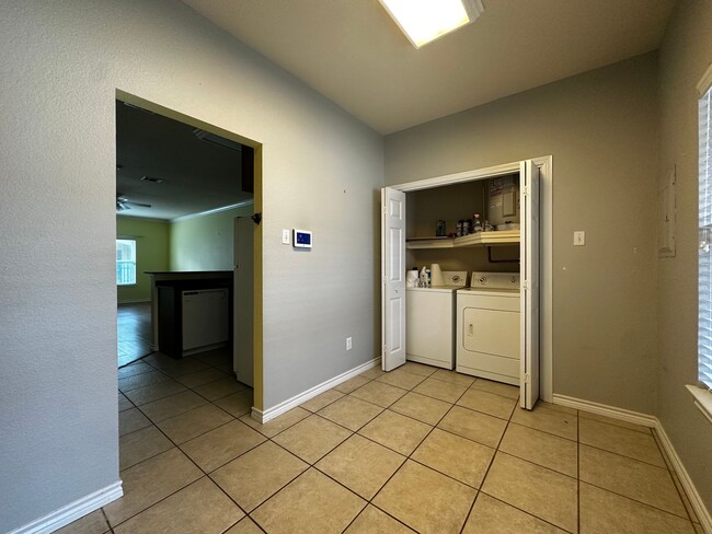 Building Photo - Spacious 2/2 Condo Minutes from Campus and...