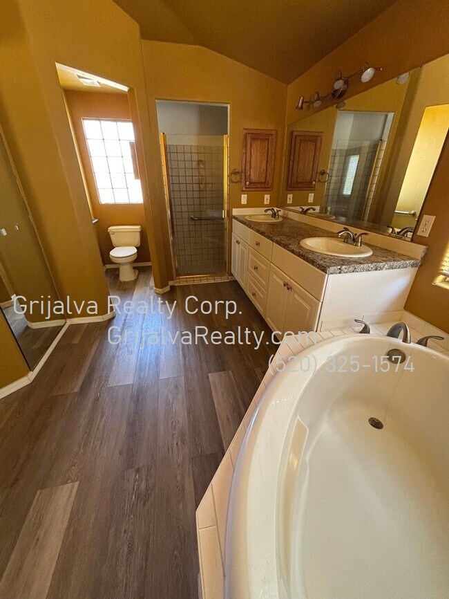 Building Photo - Huge Retreat Style Property for Rent in Central Tucson (Ft Lowell/Campbell)