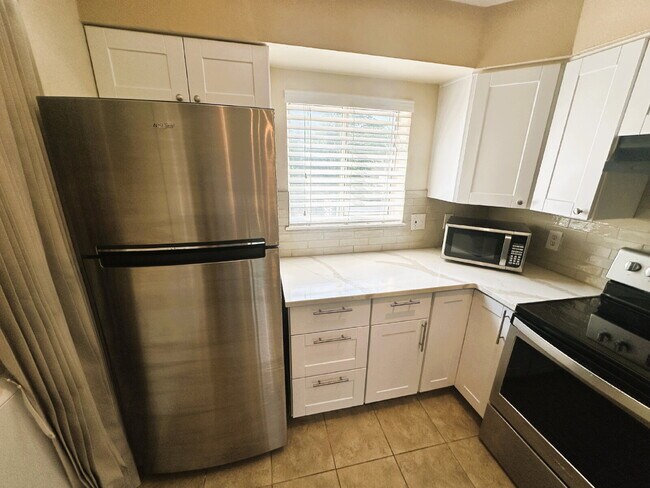 Building Photo - Updated 2 Bedroom, 2 Bath Condo (Available Immediately)