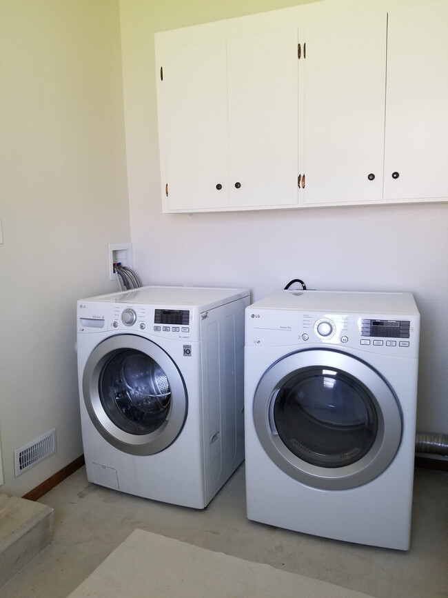 Building Photo - Remodeled 4 Bedroom 2 bath, NW Corvallis