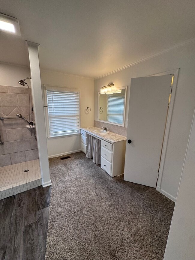 Building Photo - Midtown Charmer 2 Bed 2 Bath! Gorgeous Updates!