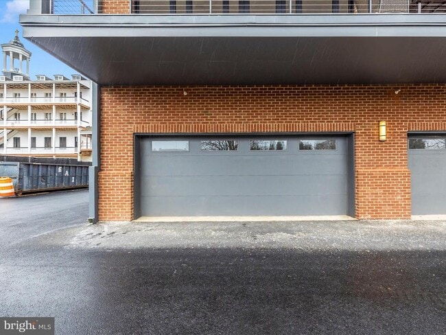 Building Photo - 210 E 2nd St