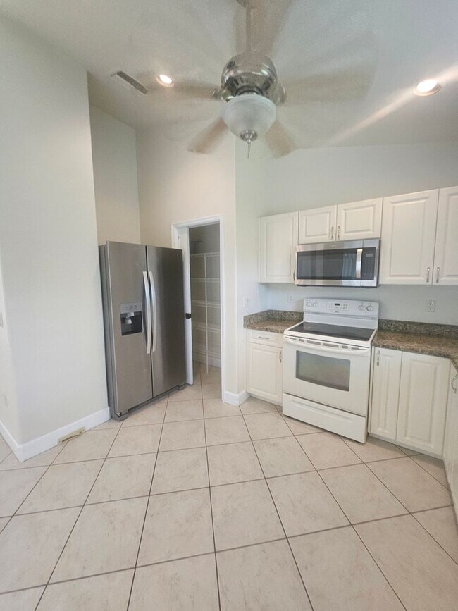 Building Photo - Rotonda Duplex