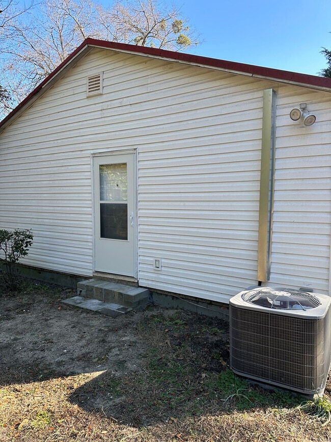 Building Photo - 27 Webb Ave