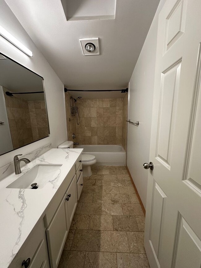 Building Photo - Updated 3 beds/ 2 bath townhome for rent!