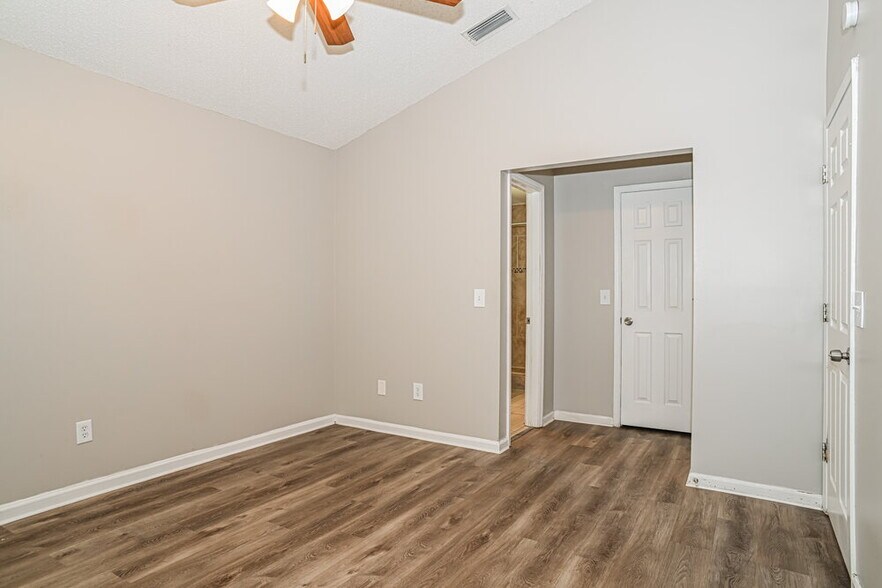 Building Photo - 8790 Townsquare Dr S