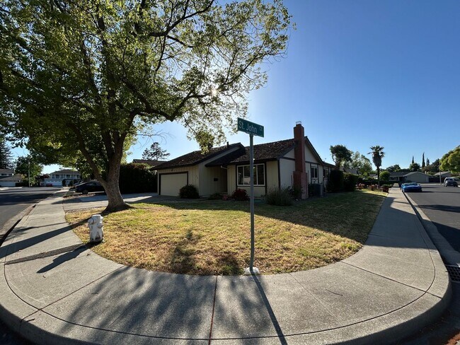 Building Photo - Beautifully Renovated 4 Bedroom 2 Bath Sin...