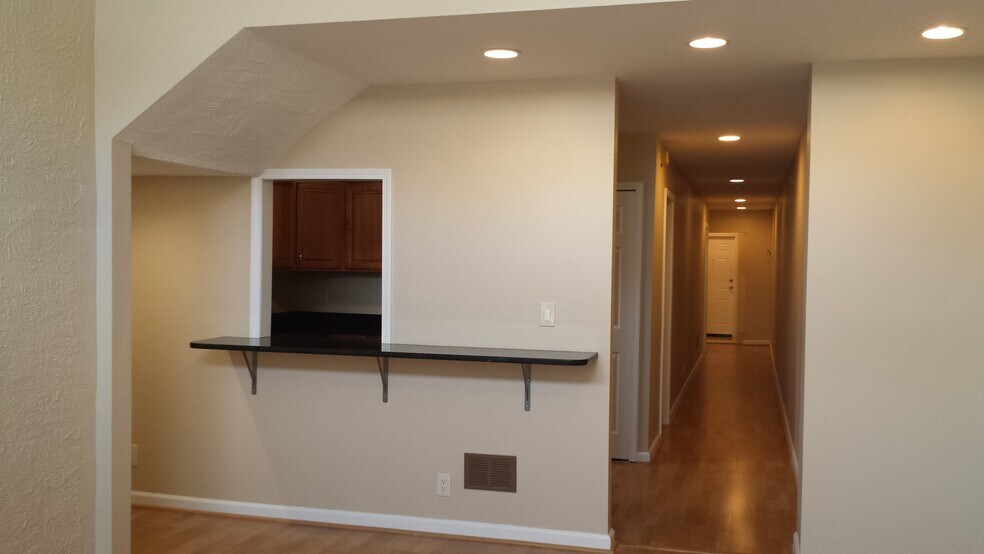 Building Photo - 430 N Washington