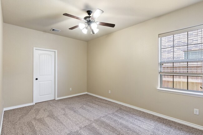 Building Photo - 425 Baby Bear Dr