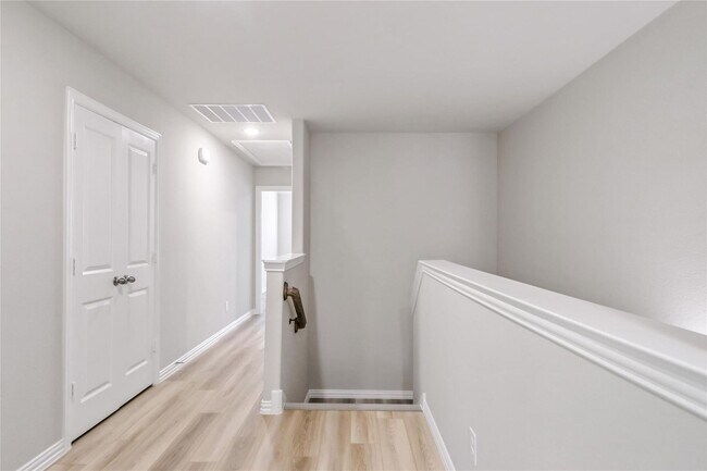 Building Photo - Gorgeous Townhouse for rent in North Fort ...