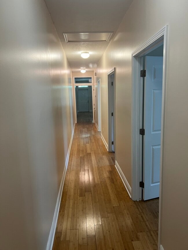 Building Photo - Beautiful 2/1 duplex