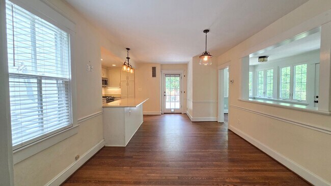 Building Photo - Charming Home in Del Ray