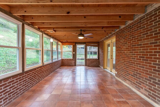 Building Photo - Fantastic 3/2 East Nashville w/ Bonus Room & Sunroom!