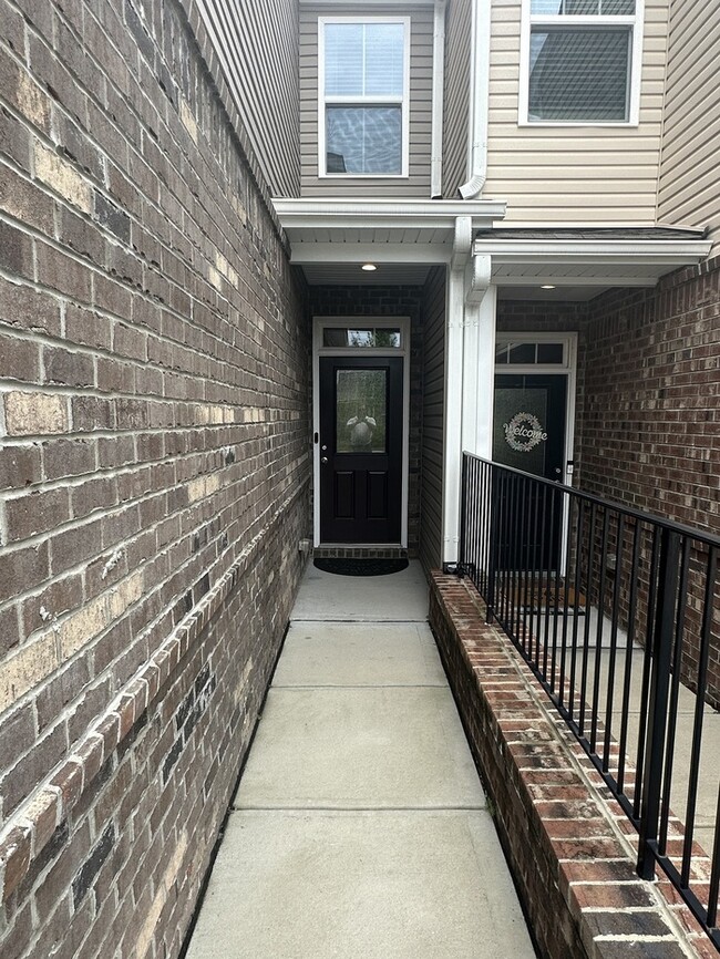 Building Photo - Like New Townhome in Cary