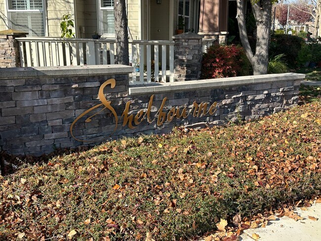 Building Photo - 2 Bed 2 Bath Townhouse W/ Attached Garage ...