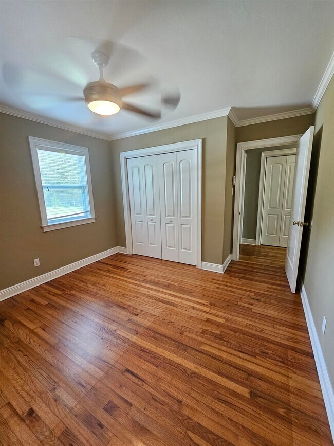 Building Photo - 850 Brookwood Dr
