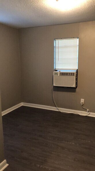 Building Photo - 2216 Saxon St