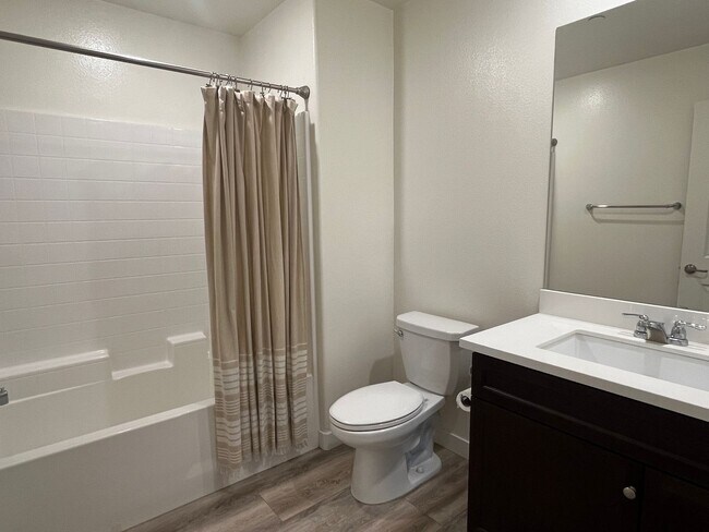 Building Photo - Spacious 3 bedroom, 3-bathroom condo for rent