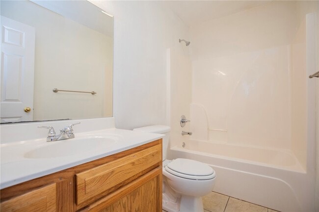 Building Photo - 902 SW Sandrock Rd