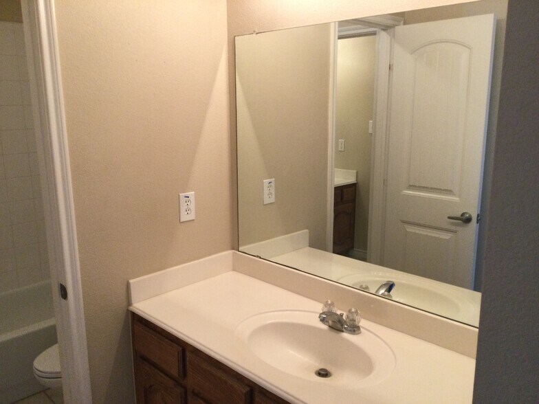 Building Photo - 1201 Hampton Bay Dr