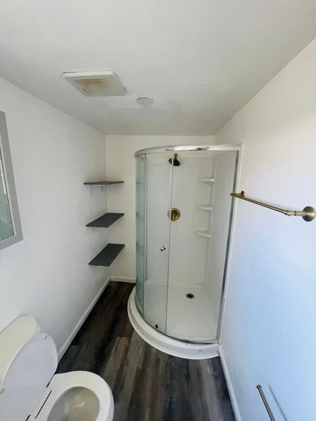 Building Photo - Cozy 2bdrm 1 bath house with yard and exte...