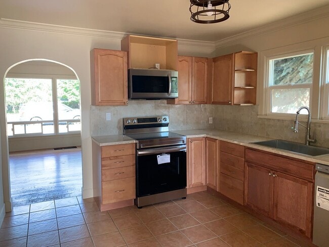 Building Photo - Westside gem! Located next to The Lot!