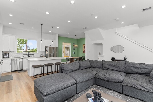 Building Photo - 3030 Live Oak St