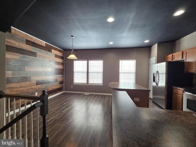 Building Photo - 2102 E Oak Rd