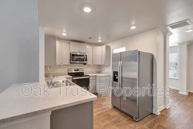 Building Photo - 703 Hilchot Dr