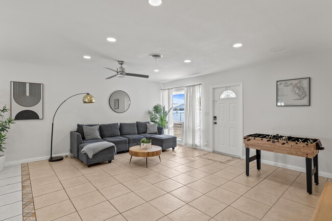 Building Photo - 1761 NE 55th St