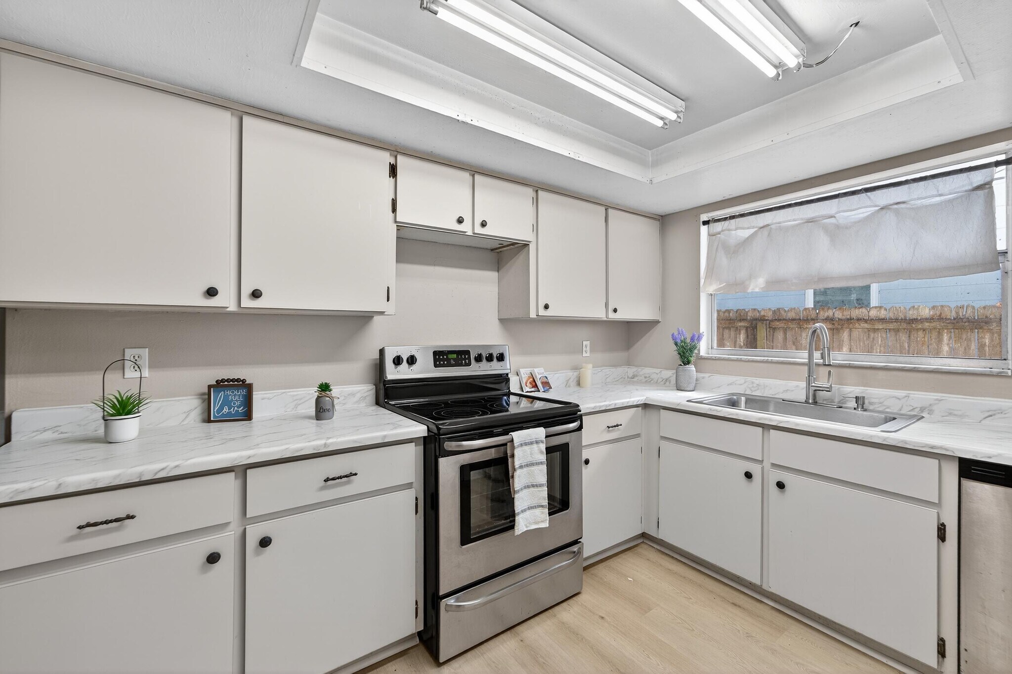 Building Photo - 1712 Village Ct