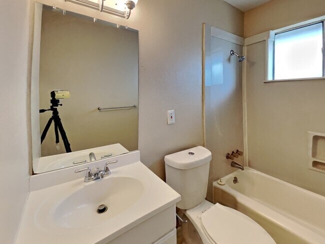 Building Photo - 758 E Princeton Ln