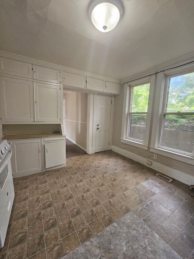 Building Photo - 2824 8th Ave