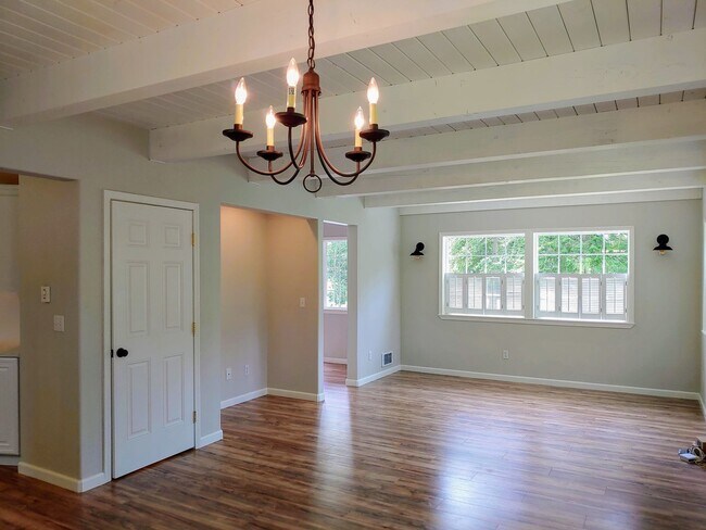 Building Photo - Spectacular Home with Lake Access!