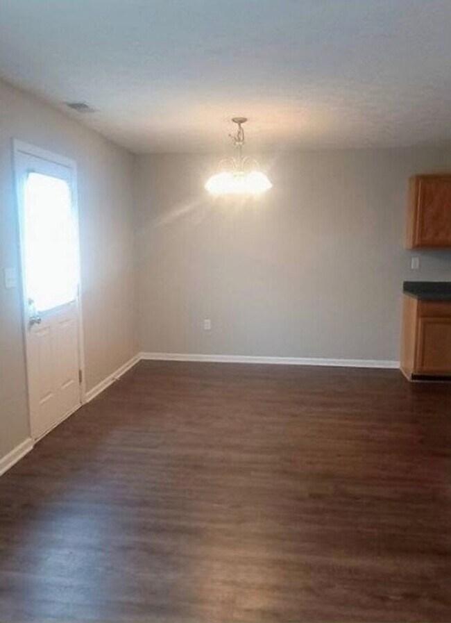 Building Photo - **LESS than 10 minute Drive from Fort Knox**