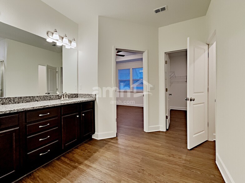 Building Photo - 450 Sandstone Dr