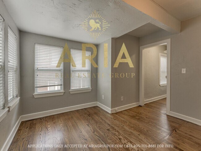 Building Photo - Updated & Adorable 2 Bed/1 Bath Space in t...