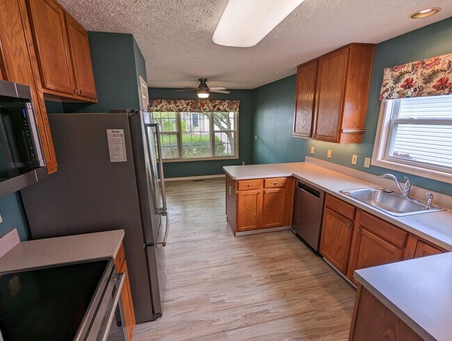 Building Photo - Spacious 3-Bedroom Ranch with Private Mast...