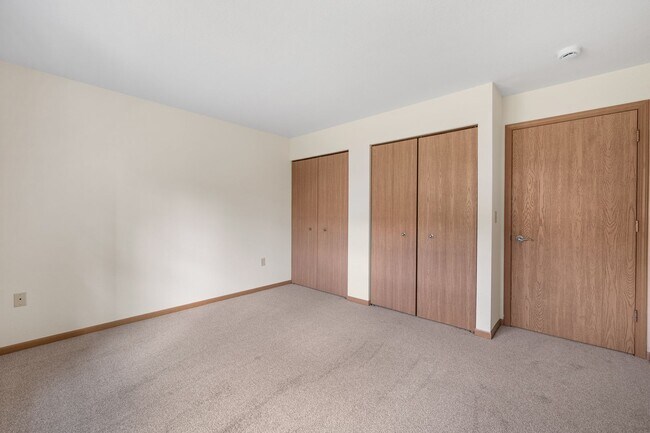 Building Photo - Condo Style Upper 2 bedroom 2 bathroom Apartment Available