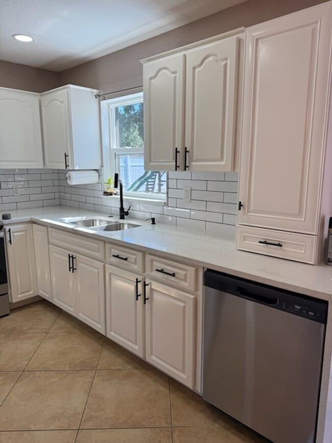 Building Photo - Beautiful 3BR 2BA Home w/ Fenced Yard in Tampa