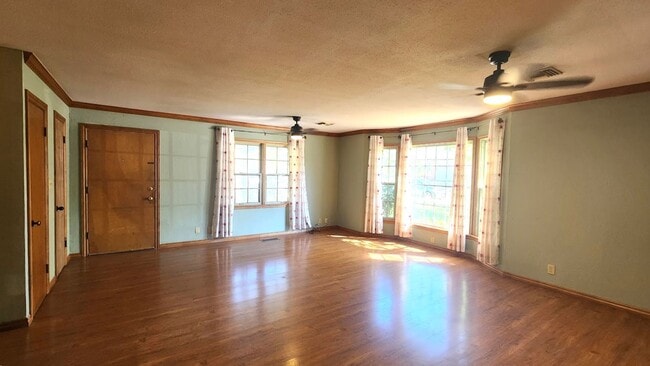 Building Photo - 3 Bed 1.5 Bath in the Coronado Heights 2nd Addn NW OKC