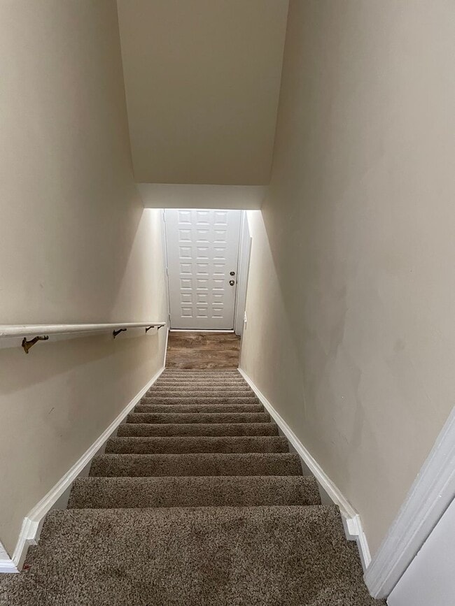 Building Photo - 2 Bedroom, 1.5 bathroom 2nd Level Condo