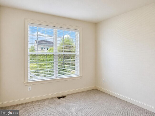 Building Photo - 3332 Burton Dr