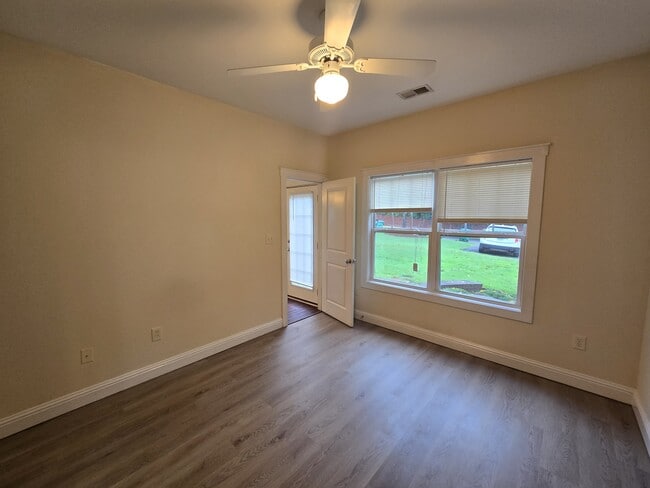 Building Photo - 2140 Lakeside Dr