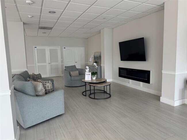 Building Photo - 405 N Ocean Blvd