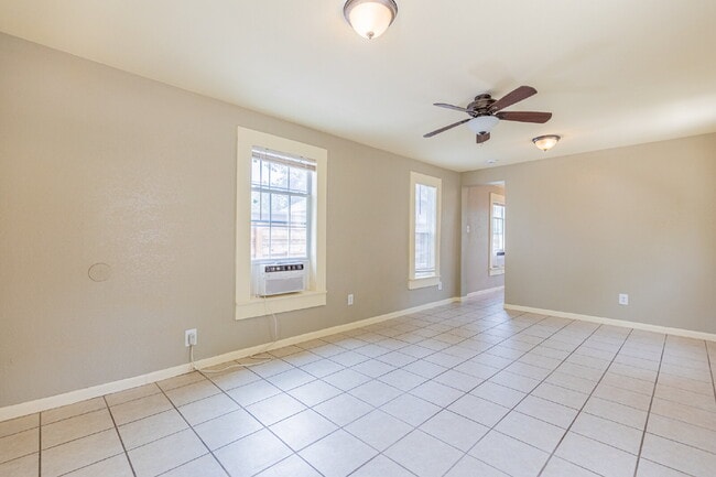 Building Photo - 330 Gem Ln