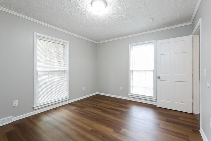 Building Photo - 200 E Shefford St