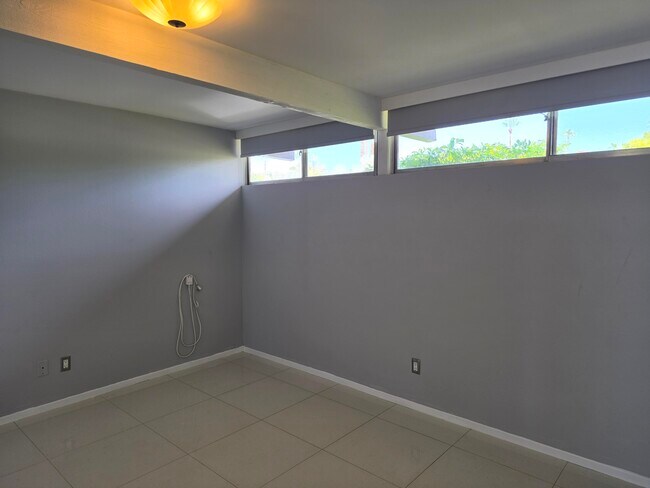 Building Photo - 723 E Louise Dr